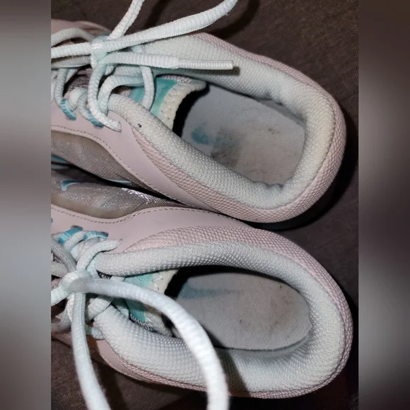 EUC NIKE Athletic Shoes in Light  Gray and Teal. Excellent Condition - Picture 7 of 8